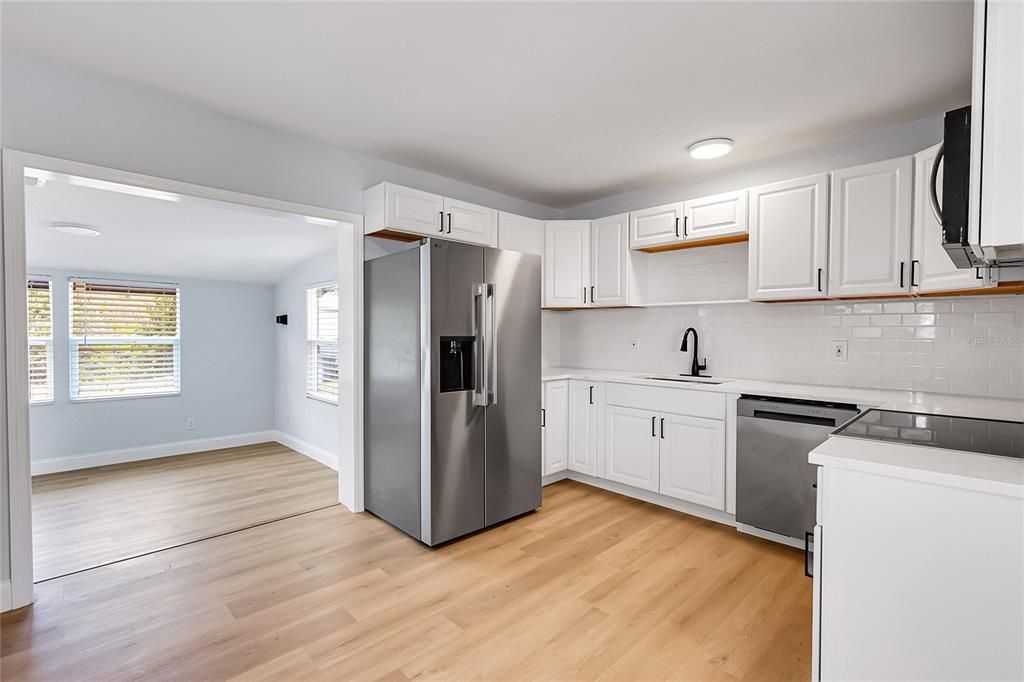 Active With Contract: $170,000 (3 beds, 1 baths, 864 Square Feet)