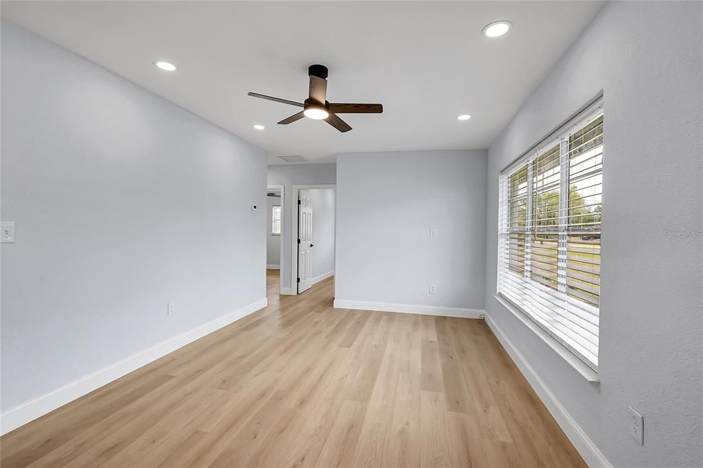 Active With Contract: $170,000 (3 beds, 1 baths, 864 Square Feet)