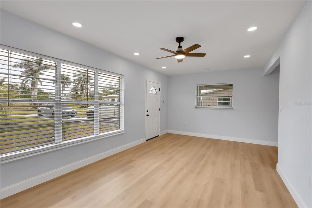 Active With Contract: $170,000 (3 beds, 1 baths, 864 Square Feet)