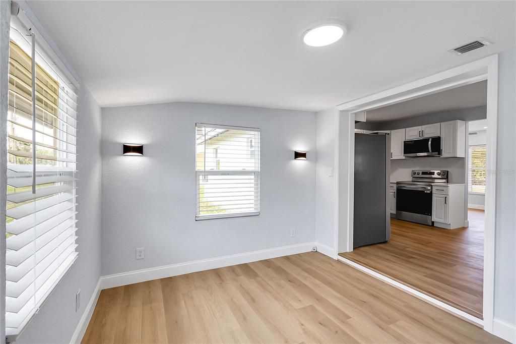 Active With Contract: $170,000 (3 beds, 1 baths, 864 Square Feet)