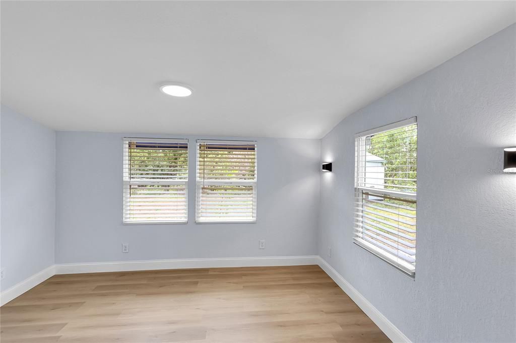 Active With Contract: $170,000 (3 beds, 1 baths, 864 Square Feet)