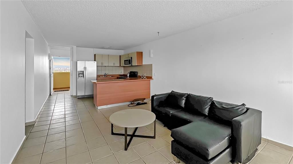 合同活跃: $155,000 (3 贝兹, 1 浴室, 1066 平方英尺)