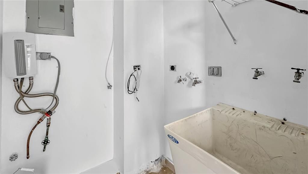 合同活跃: $155,000 (3 贝兹, 1 浴室, 1066 平方英尺)