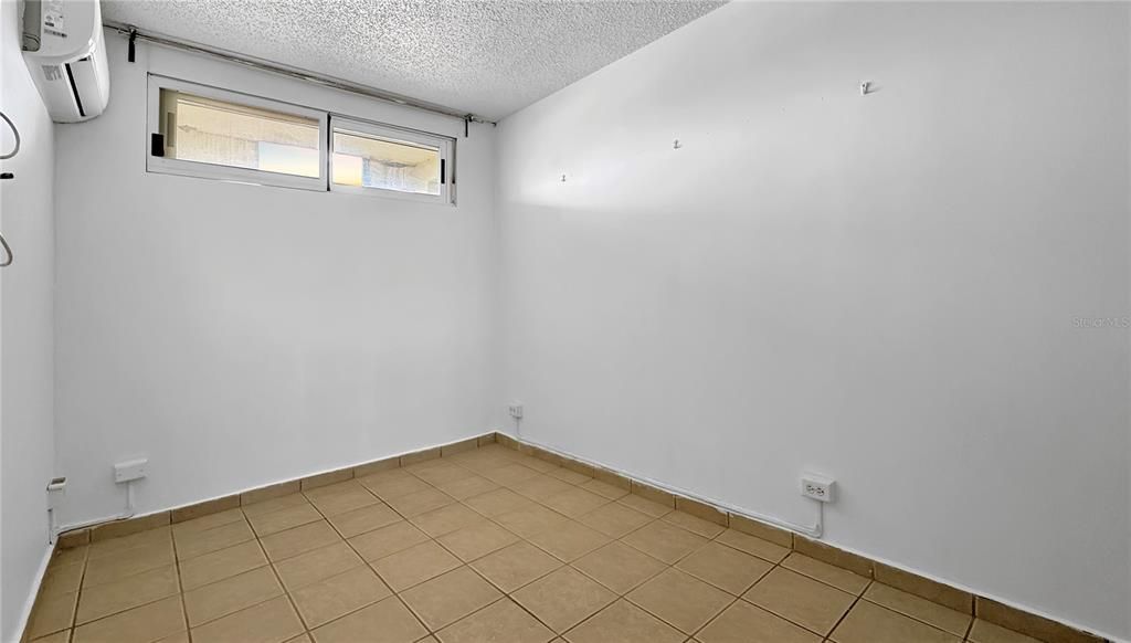 合同活跃: $155,000 (3 贝兹, 1 浴室, 1066 平方英尺)