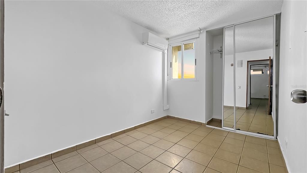 合同活跃: $155,000 (3 贝兹, 1 浴室, 1066 平方英尺)