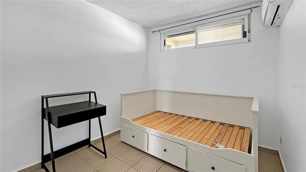 合同活跃: $155,000 (3 贝兹, 1 浴室, 1066 平方英尺)