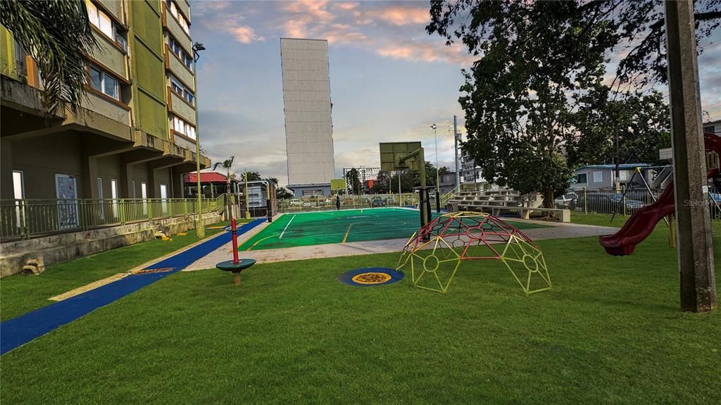 合同活跃: $155,000 (3 贝兹, 1 浴室, 1066 平方英尺)