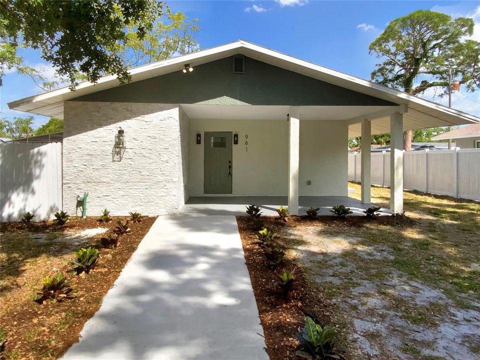 Recently Sold: $363,000 (3 beds, 2 baths, 995 Square Feet)