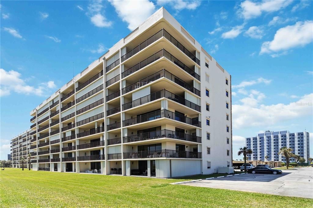 For Sale: $575,000 (2 beds, 2 baths, 1374 Square Feet)