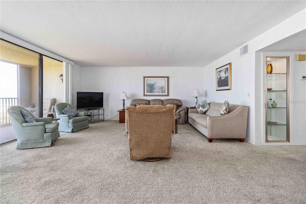 For Sale: $575,000 (2 beds, 2 baths, 1374 Square Feet)