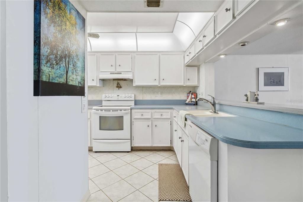 For Sale: $575,000 (2 beds, 2 baths, 1374 Square Feet)