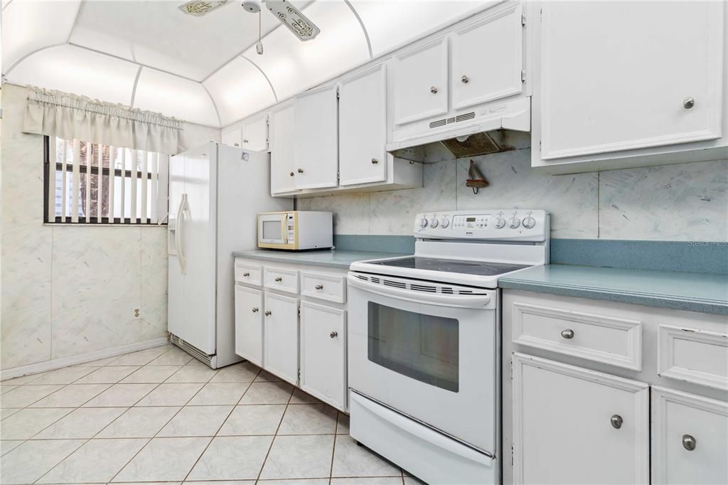 For Sale: $575,000 (2 beds, 2 baths, 1374 Square Feet)
