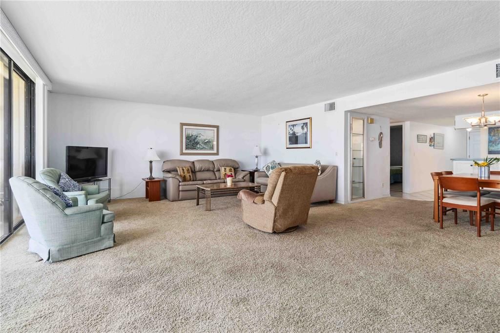 For Sale: $575,000 (2 beds, 2 baths, 1374 Square Feet)