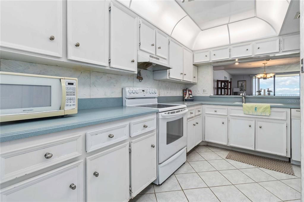 For Sale: $575,000 (2 beds, 2 baths, 1374 Square Feet)