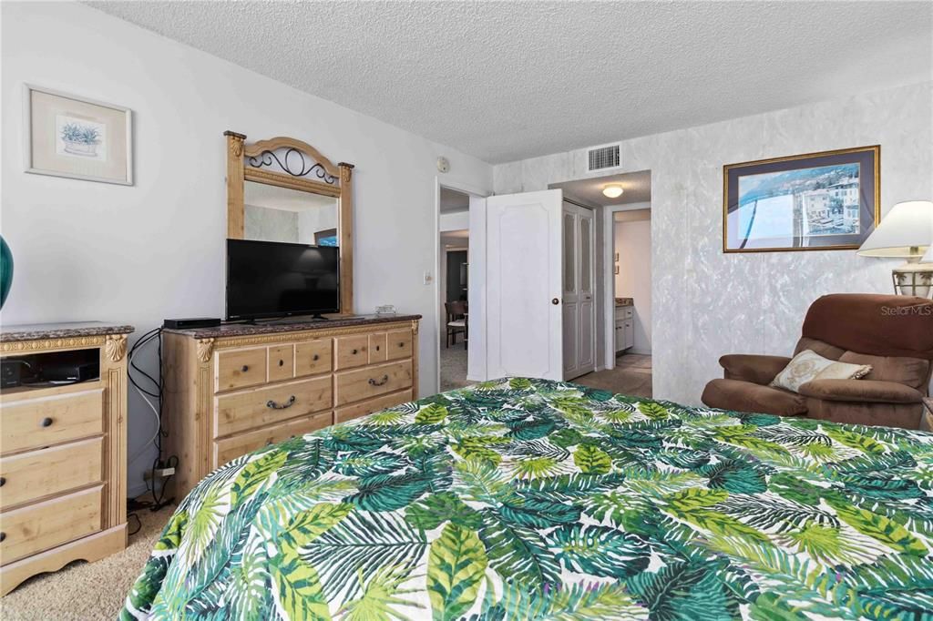 For Sale: $575,000 (2 beds, 2 baths, 1374 Square Feet)