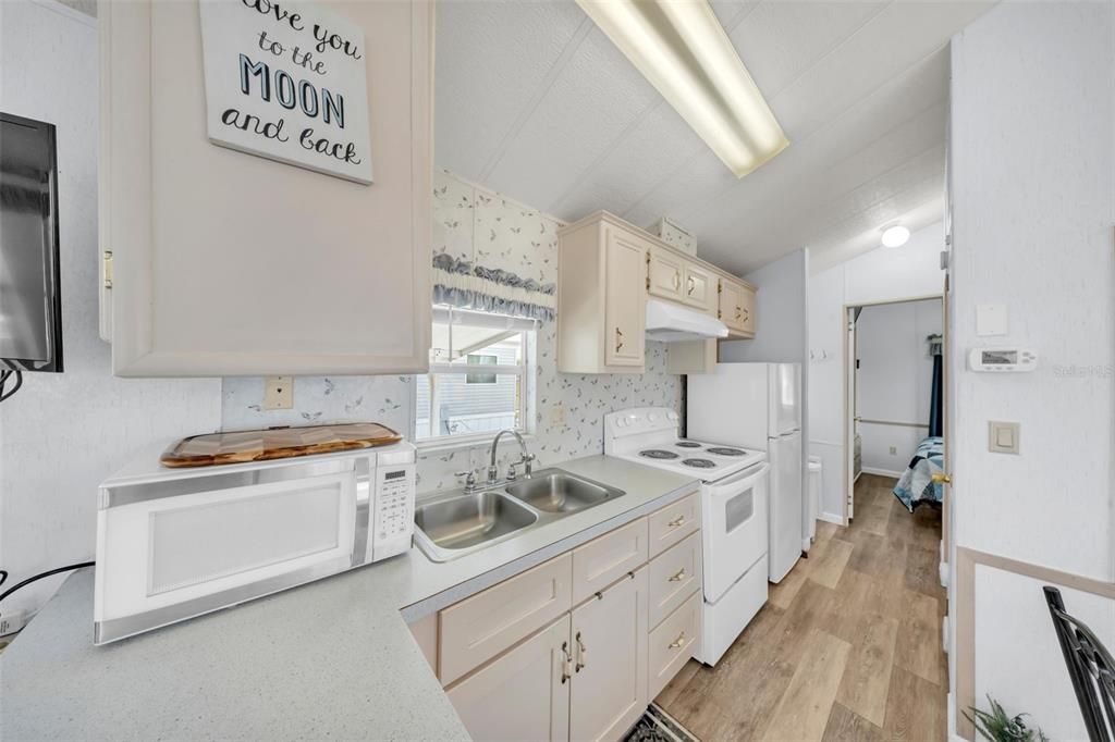 Active With Contract: $140,000 (1 beds, 1 baths, 396 Square Feet)