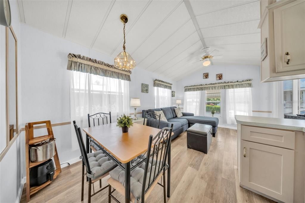 Active With Contract: $140,000 (1 beds, 1 baths, 396 Square Feet)