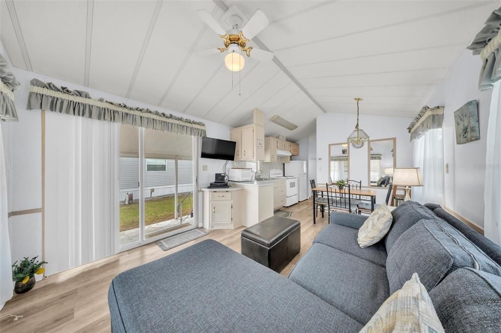 Active With Contract: $140,000 (1 beds, 1 baths, 396 Square Feet)