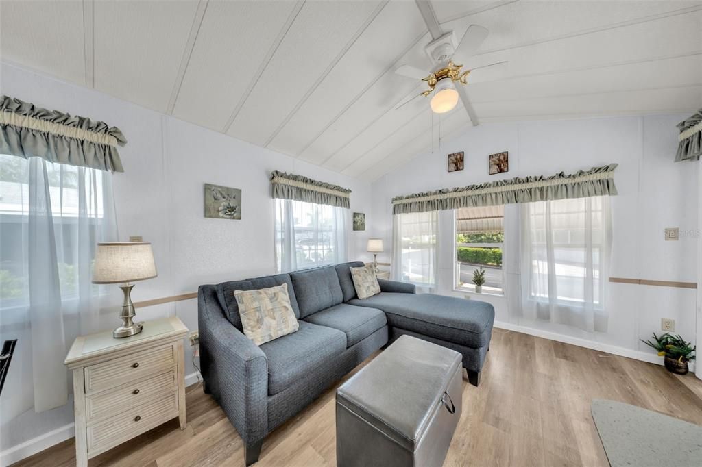 Active With Contract: $140,000 (1 beds, 1 baths, 396 Square Feet)