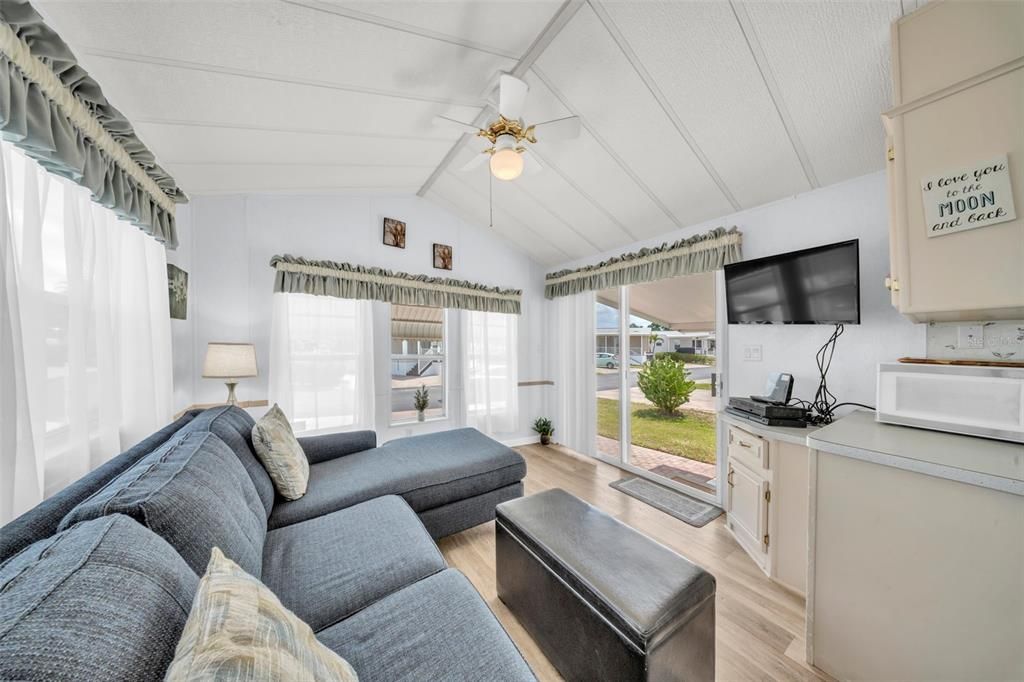 Active With Contract: $140,000 (1 beds, 1 baths, 396 Square Feet)