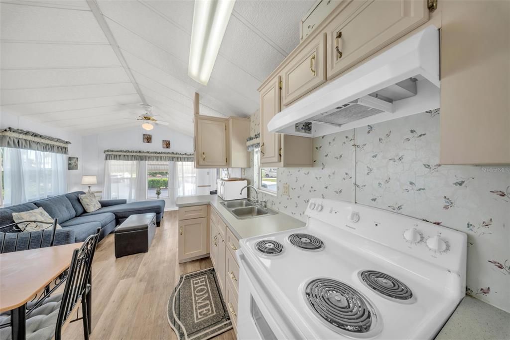 Active With Contract: $140,000 (1 beds, 1 baths, 396 Square Feet)