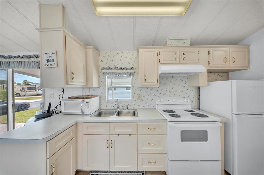 Active With Contract: $140,000 (1 beds, 1 baths, 396 Square Feet)