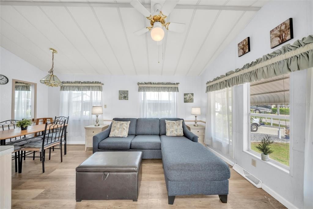 Active With Contract: $140,000 (1 beds, 1 baths, 396 Square Feet)