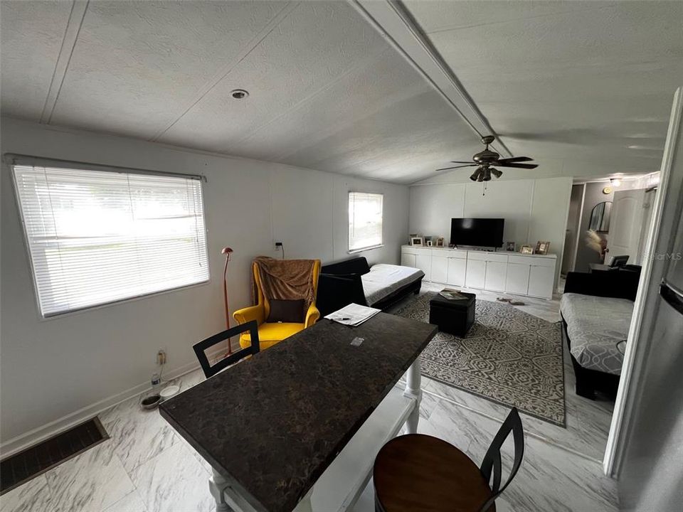 На продажу: $230,000 (2 спален, 2 ванн, 1060 Квадратных фут)