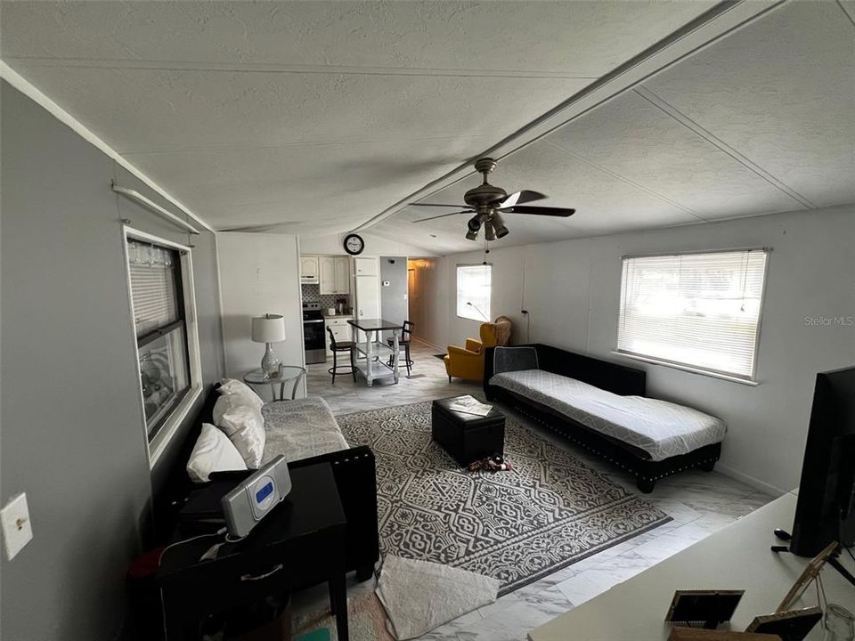 На продажу: $230,000 (2 спален, 2 ванн, 1060 Квадратных фут)