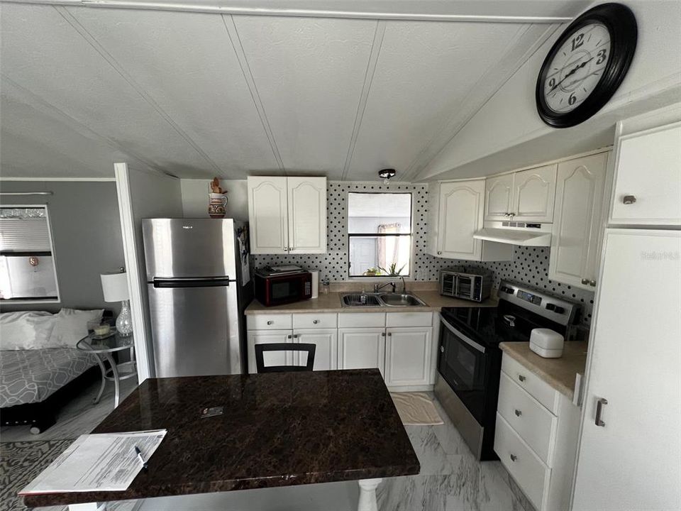 На продажу: $230,000 (2 спален, 2 ванн, 1060 Квадратных фут)