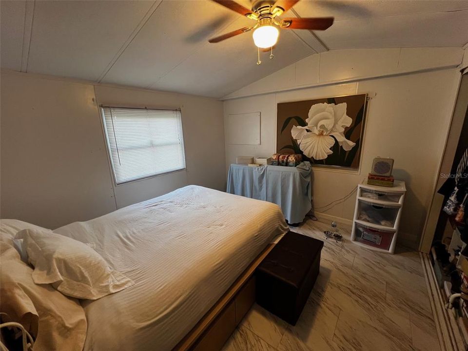 На продажу: $230,000 (2 спален, 2 ванн, 1060 Квадратных фут)