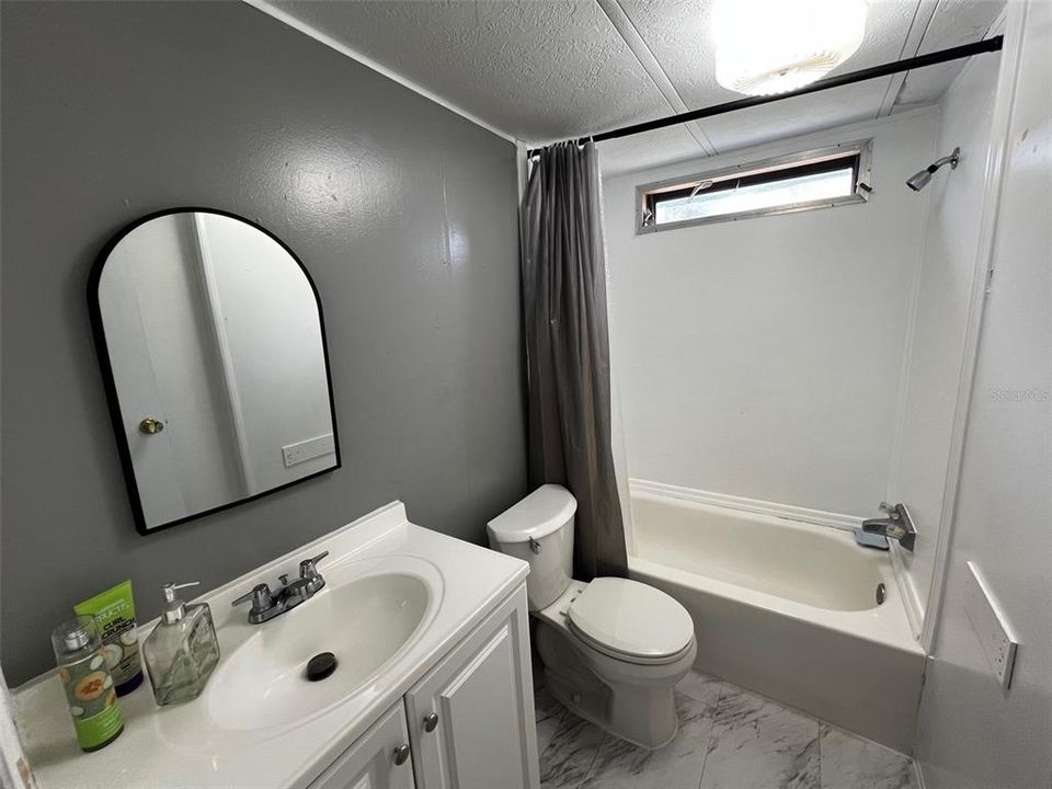 На продажу: $230,000 (2 спален, 2 ванн, 1060 Квадратных фут)