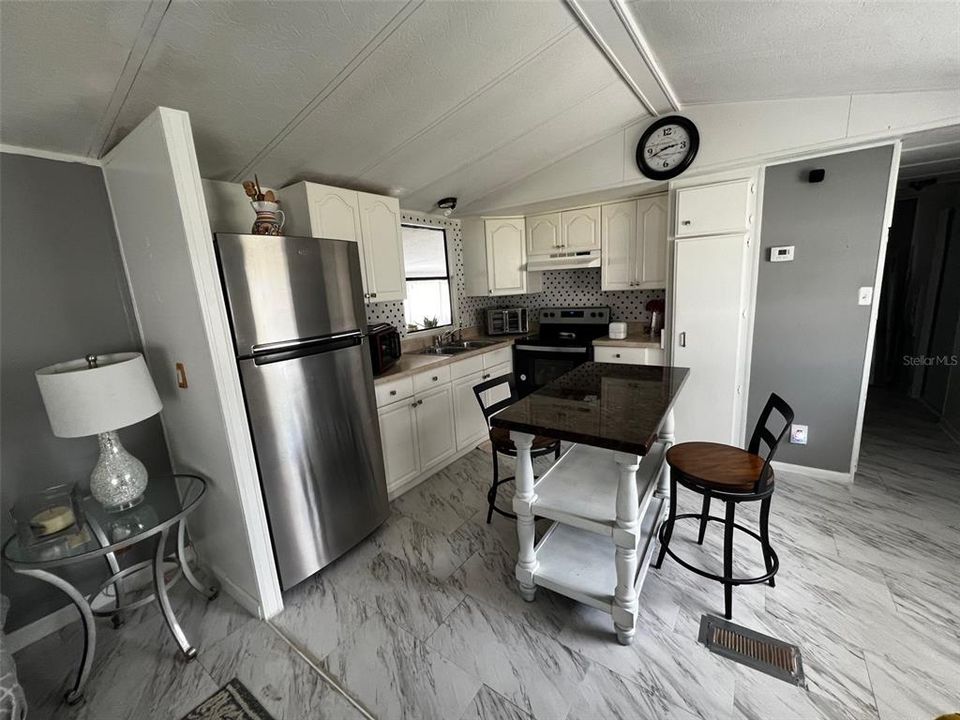 На продажу: $230,000 (2 спален, 2 ванн, 1060 Квадратных фут)