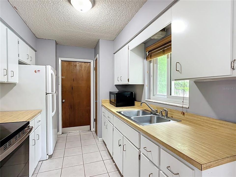 Active With Contract: $209,900 (3 beds, 1 baths, 1092 Square Feet)