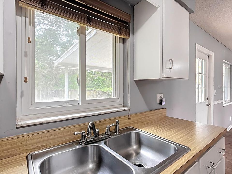 Active With Contract: $209,900 (3 beds, 1 baths, 1092 Square Feet)