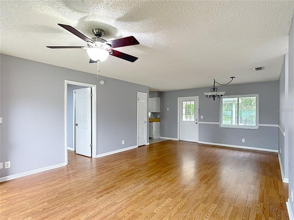 Active With Contract: $209,900 (3 beds, 1 baths, 1092 Square Feet)