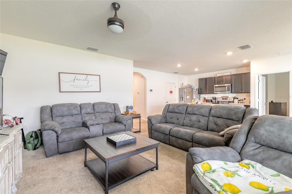 For Sale: $325,000 (3 beds, 2 baths, 1670 Square Feet)