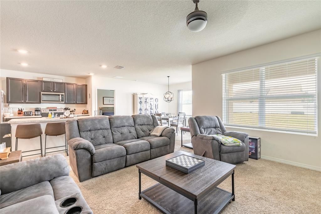 For Sale: $325,000 (3 beds, 2 baths, 1670 Square Feet)