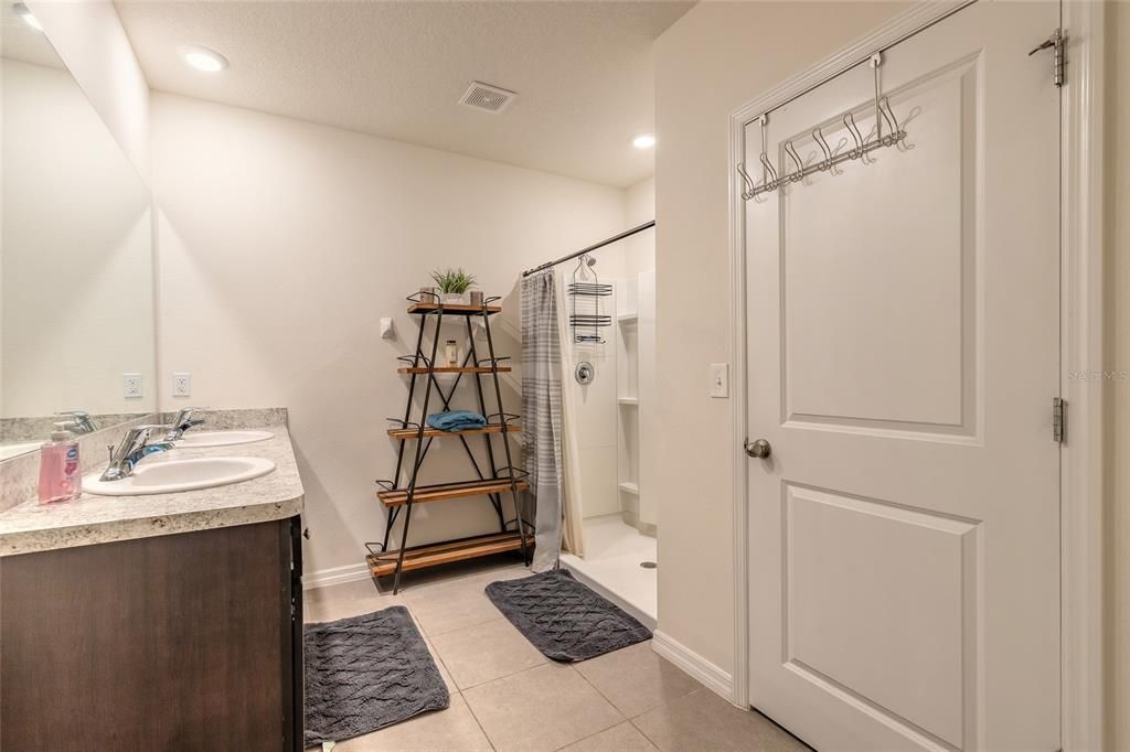 For Sale: $325,000 (3 beds, 2 baths, 1670 Square Feet)