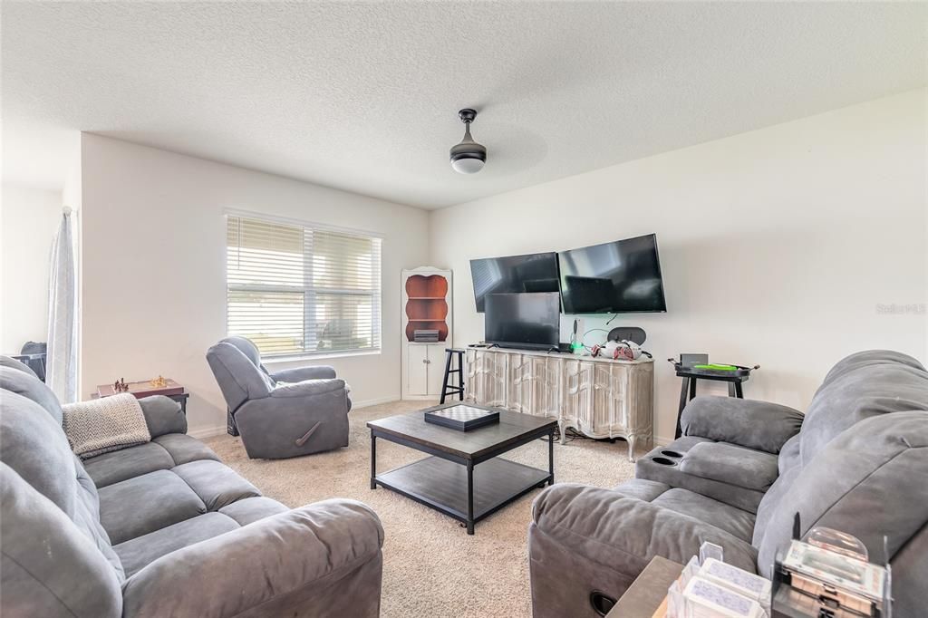 For Sale: $325,000 (3 beds, 2 baths, 1670 Square Feet)