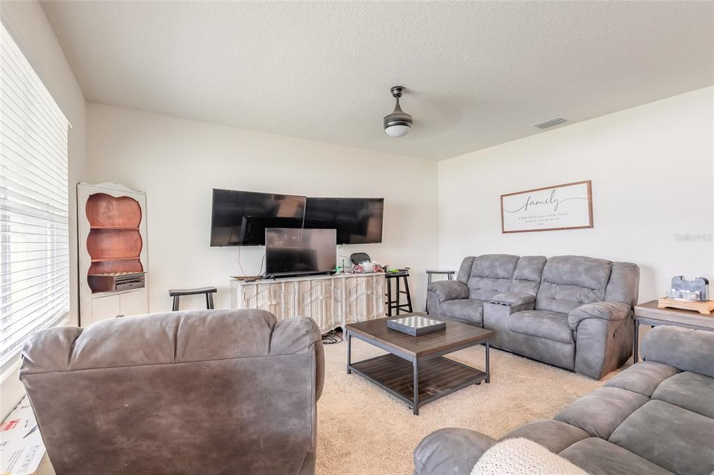 For Sale: $325,000 (3 beds, 2 baths, 1670 Square Feet)