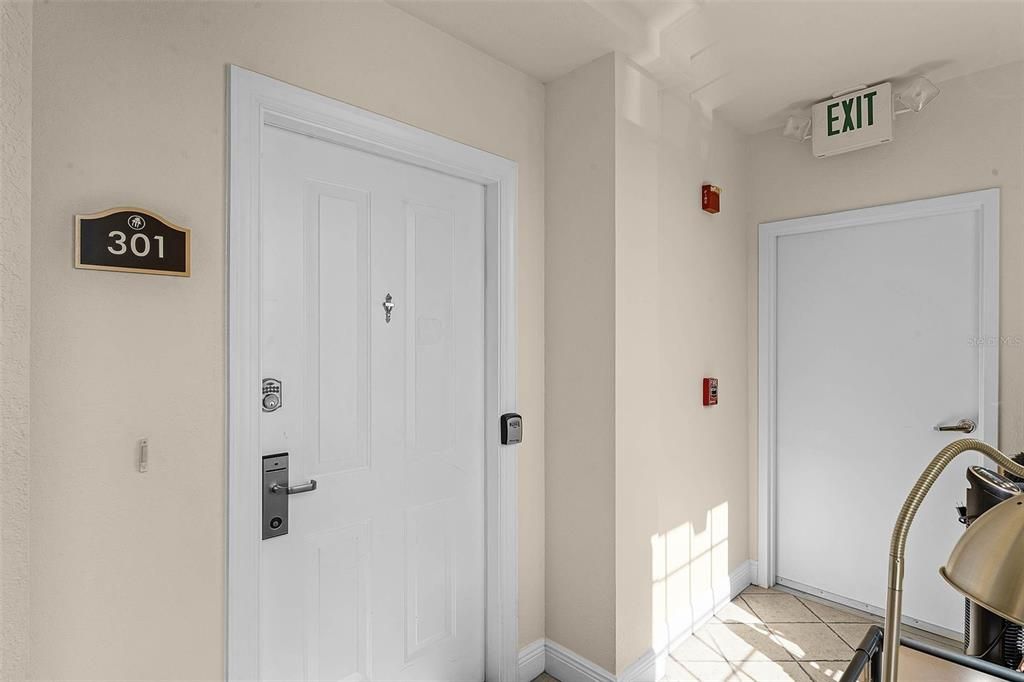 Active With Contract: $194,900 (1 beds, 1 baths, 823 Square Feet)