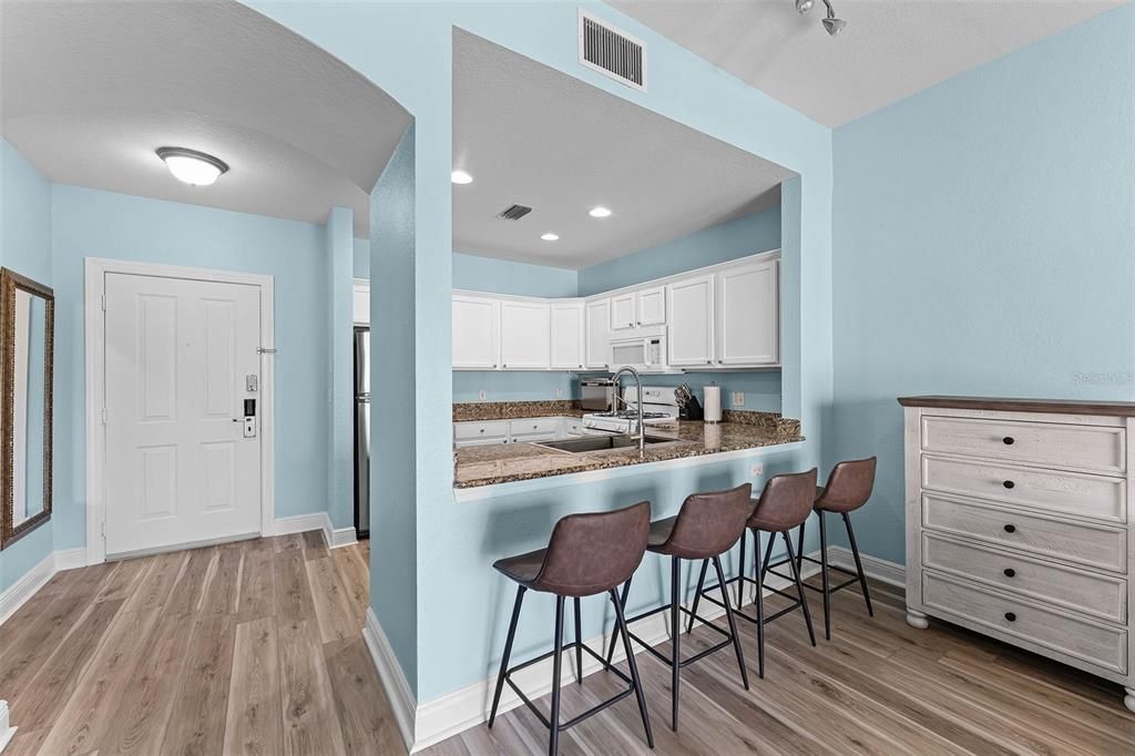 Active With Contract: $194,900 (1 beds, 1 baths, 823 Square Feet)