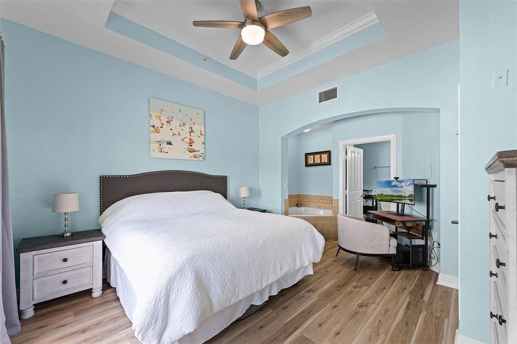 Active With Contract: $194,900 (1 beds, 1 baths, 823 Square Feet)