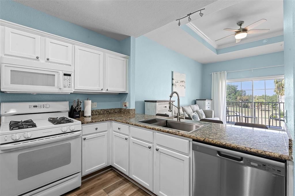 Active With Contract: $194,900 (1 beds, 1 baths, 823 Square Feet)