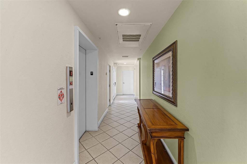 Active With Contract: $194,900 (1 beds, 1 baths, 823 Square Feet)