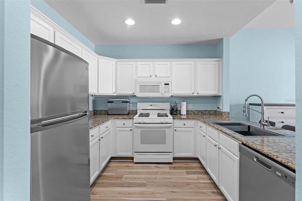 Active With Contract: $194,900 (1 beds, 1 baths, 823 Square Feet)