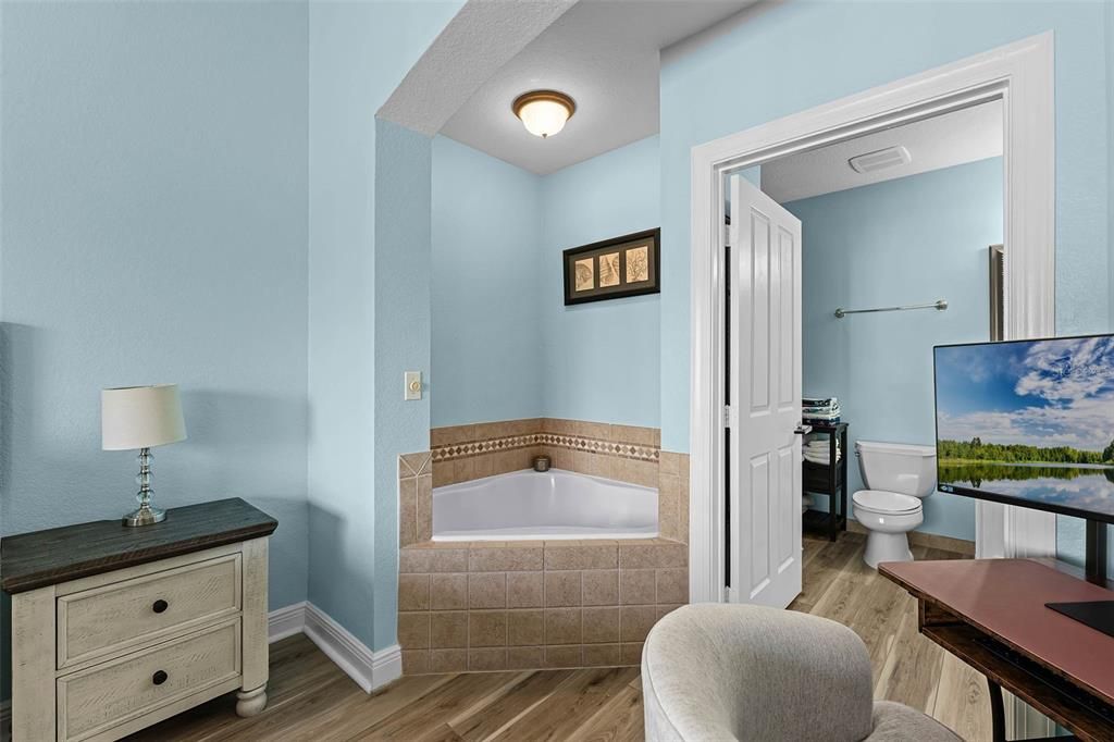 Active With Contract: $194,900 (1 beds, 1 baths, 823 Square Feet)