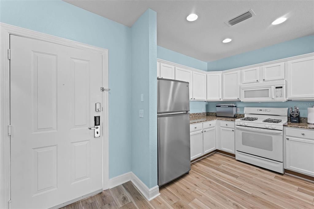 Active With Contract: $194,900 (1 beds, 1 baths, 823 Square Feet)