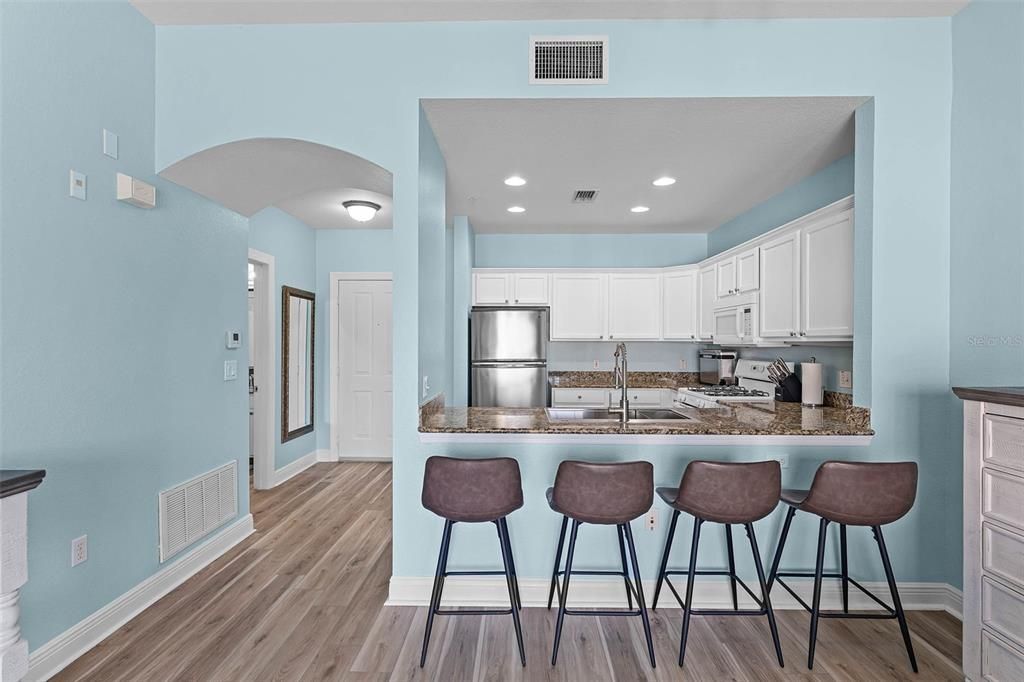 Active With Contract: $194,900 (1 beds, 1 baths, 823 Square Feet)